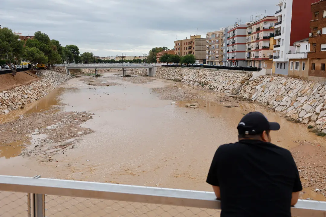 Valencia, Espanha, ainda enfrenta riscos de inundações mesmo com alertas, pois infraestrutura hídrica adequada é o que …