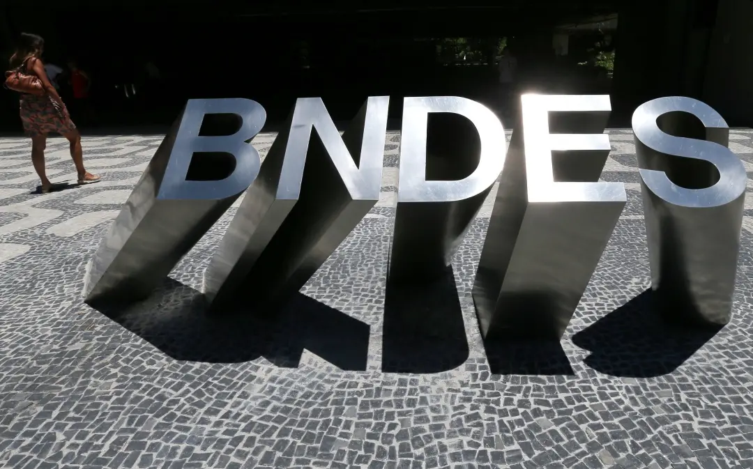 R$ 8,2 bi em pedidos de crédito no BNDES em dois dias. Isso mostra que as empresas tão buscando diversificação pra enfr…