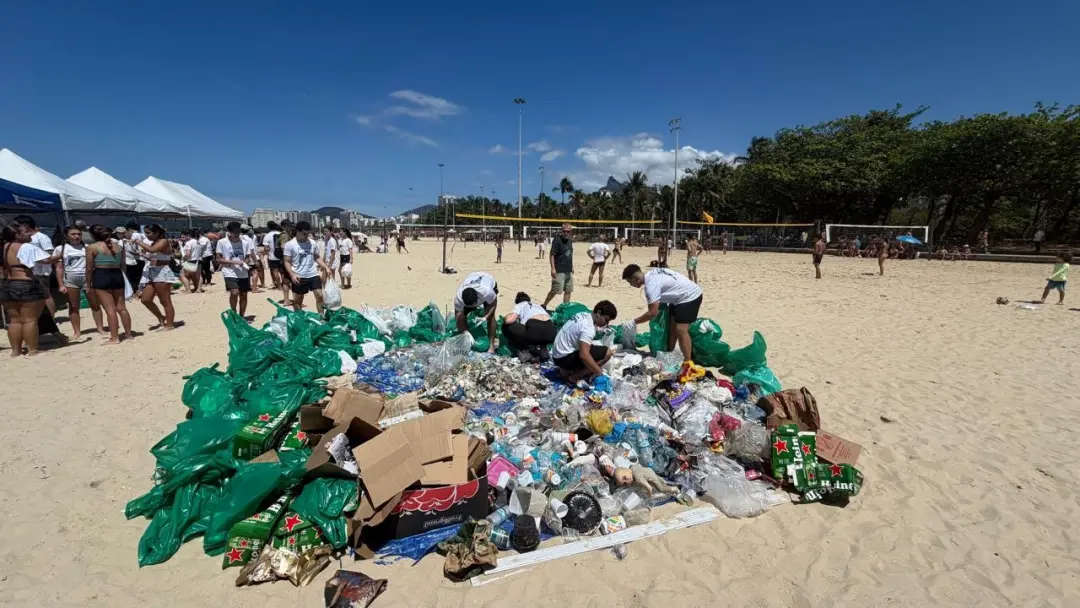 480 quilos de resíduo foram retirados da Praia do Flamengo com mais de 400 voluntários. É visível que pequenos plástico…