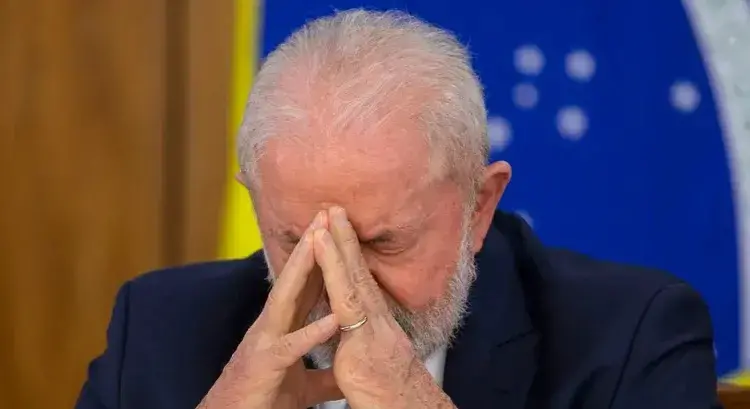 Dados mostram Lula com 42,9% de intenção de voto no Datafolha, contra 39,6% do Flávio Bolsonaro. A diferença de 3,3 pon…
