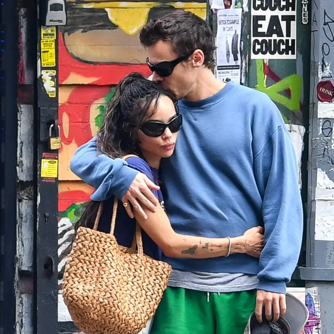Harry Styles e Zoe Kravitz trocaram um momento de afeto em um passeio casual. Acho que o movimento é normal quando a ga…
