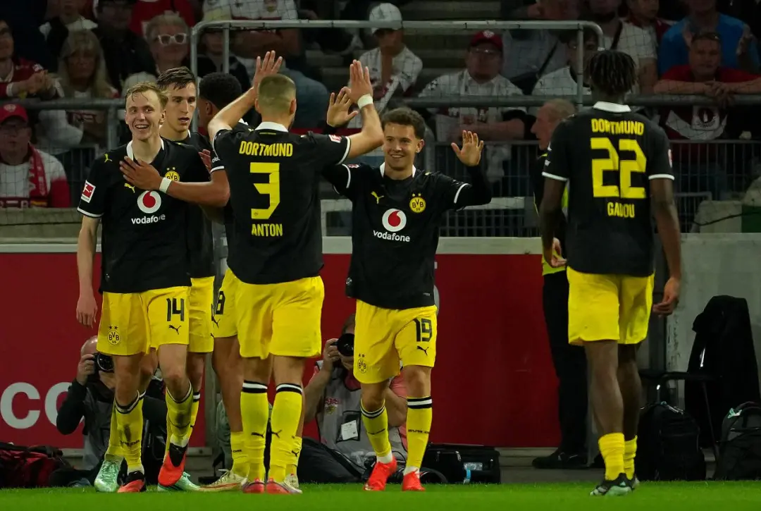 Dortmund manteve o topo da Bundesliga após vencer o Stuttgart por uma margem pequena. A equipe de Kovac vinha com quatr…