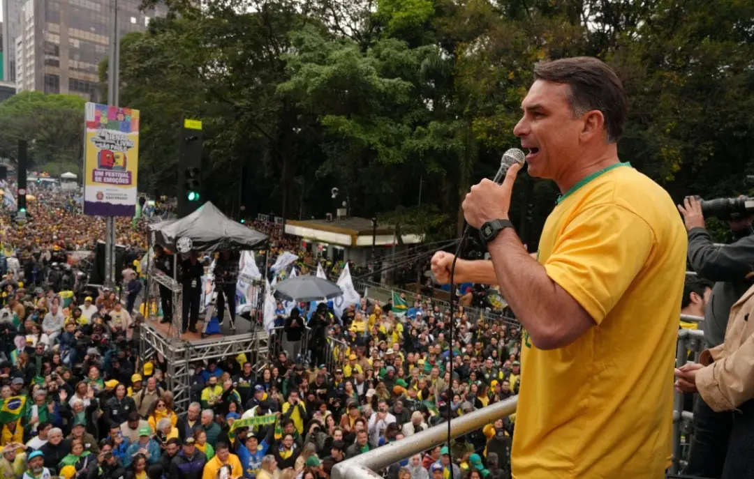Flávio Bolsonaro acusou Lula de usar tropa de choque para defender Alexandre de Moraes em comício em Joinville. A alega…