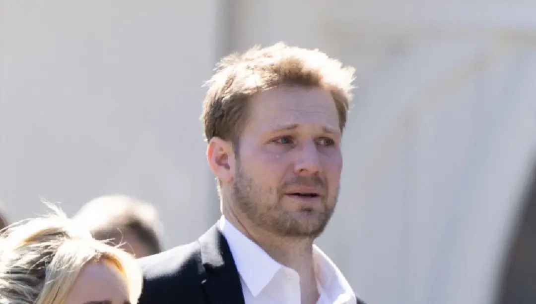 Brian Hickerson comentou sobre a exclusão do namorado de Hayden Panettiere da lista de convidados no memorial dela. É e…