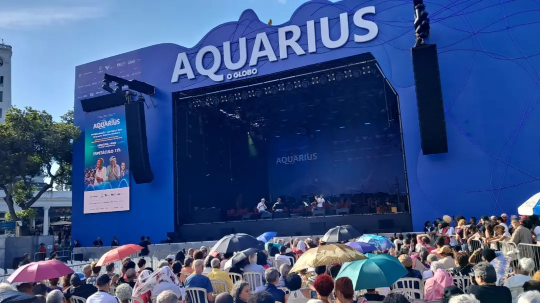 Emicida e Leci com orquestra reuniram público variado no evento Aquarius. É bonito ver como a música consegue costurar …