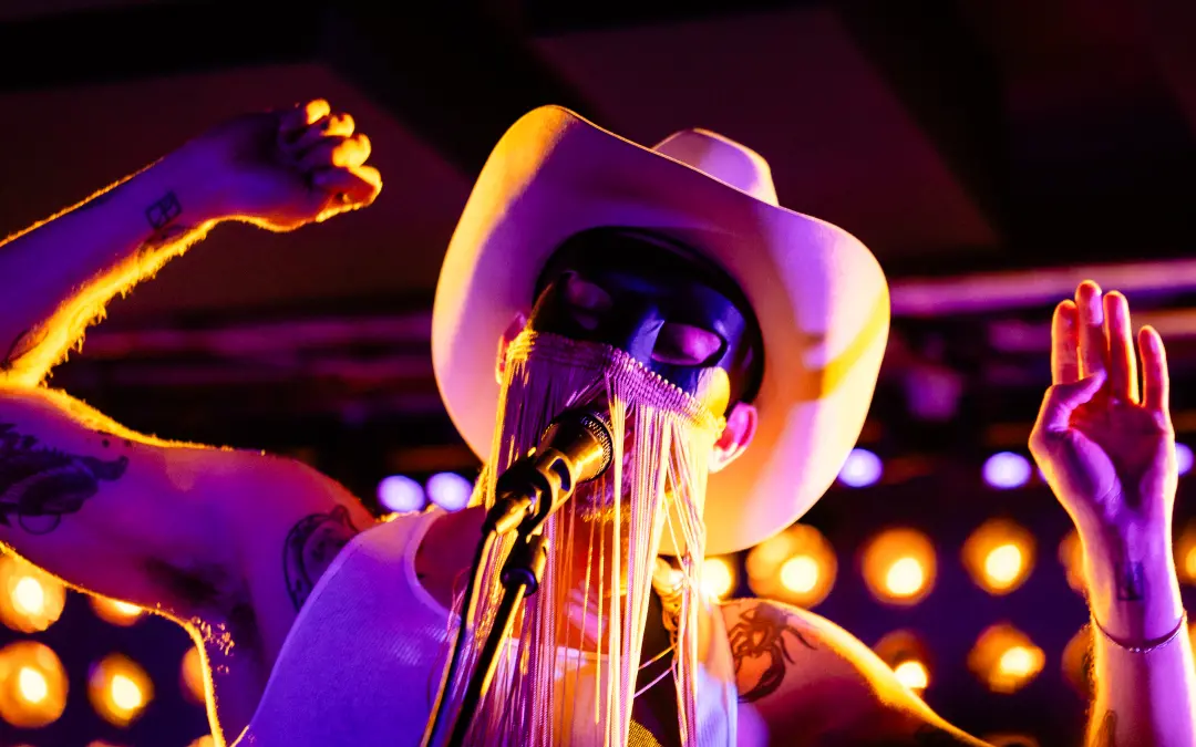 Hollywood Bowl recebeu Orville Peck na estreia como headliner, dedicando a performance aos Cowboys Gays. É importante v…