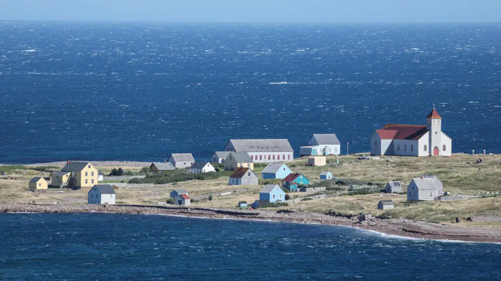 Saint Pierre e Miquelon recebendo Macron e Mark Carney. A visita simbólica marca uma mudança na política externa do Can…