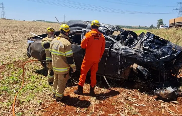 Capotamento na GO-210 deixou uma pessoa morta no sábado. A caminhonete estava fora da pista e o óbito foi confirmado pe…