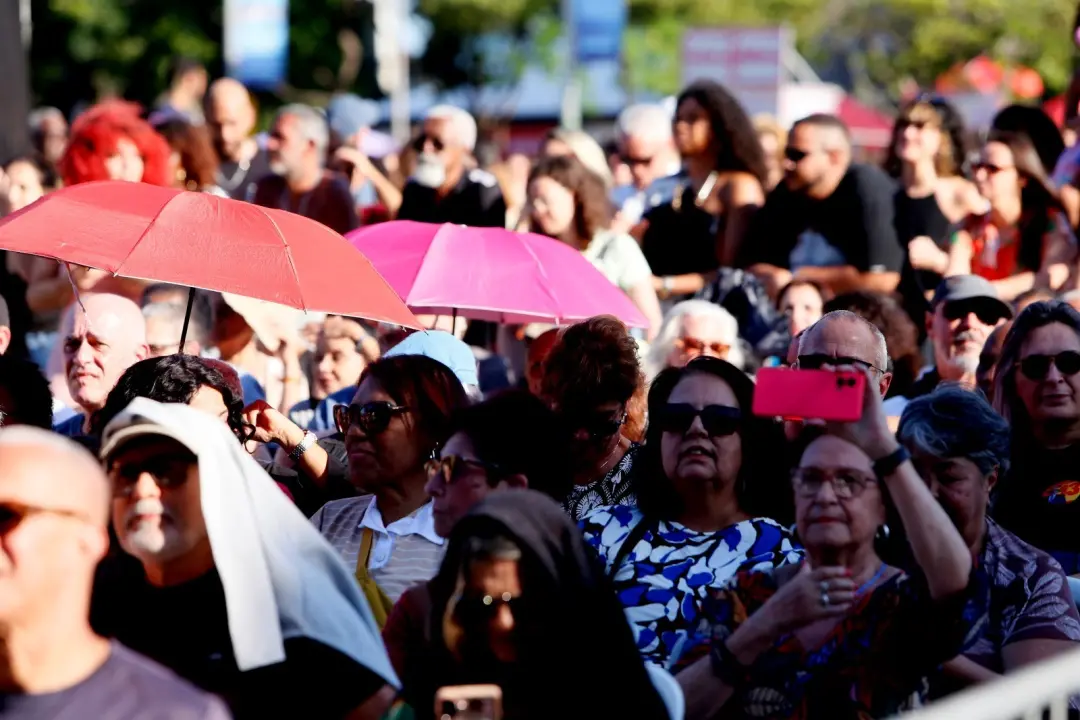 Praça Mauá, no Rio de Janeiro, reuniu gente pra ver Emicida e Leci Brandão no Projeto Aquarius. Ver a galera indo de Sã…