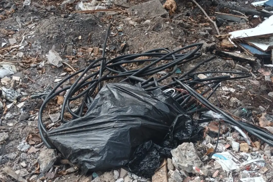 Homem venezuelano foi preso em Manaus por queimar fios elétricos em terreno baldio para retirar cobre. O fogo se espalh…