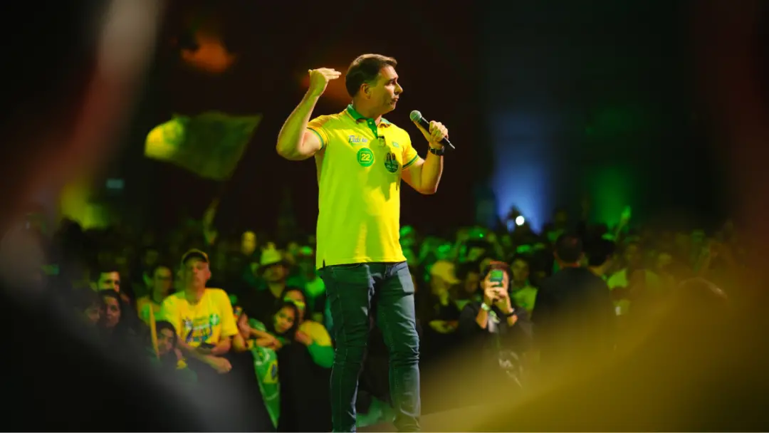Reajuste de 15,04% no Bolsa Família, passando de R$ 600 para R$ 691, foi o que o senador Flávio Bolsonaro trouxe em com…
