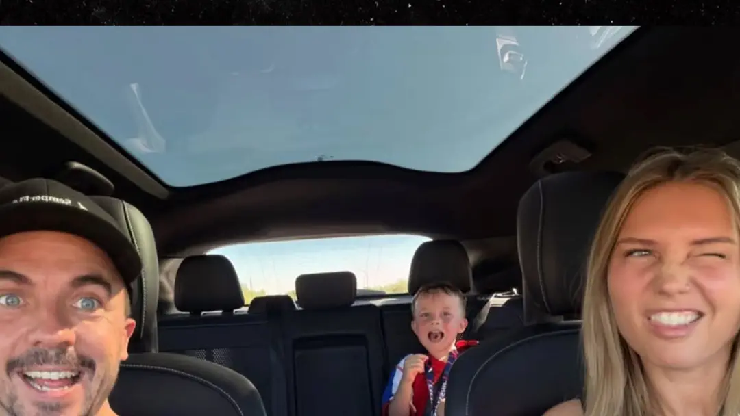 Frankie Muniz postou fotos com a esposa Paige Price e o filho Mauz após um período difícil. É um sinal de que a jornada…