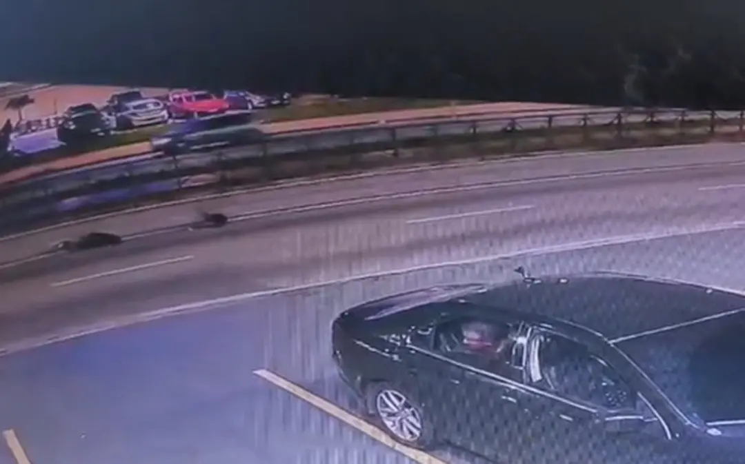 Sorocaba, uma jovem de 18 anos foi atropelada por um carro no corredor do BRT na Avenida Itavuvu. O motorista avançou o…