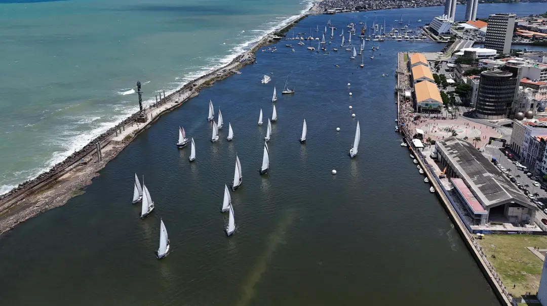 93 barcos largaram na Regata Recife-Noronha, uma travessia de 300 milhas náuticas. É um desafio grande de mar e vento, …