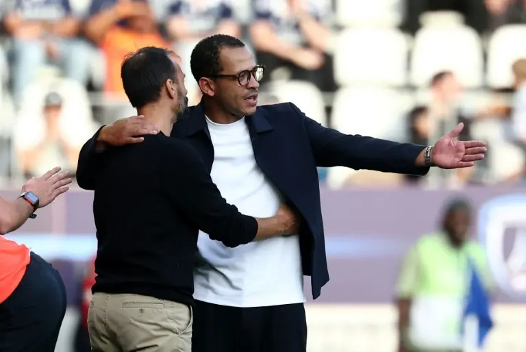 Paris FC venceu Strasbourg por 2 a 1 na Ligue 1, mas a partida teve gritos abusivos contra Rosenior. A provocação de um…