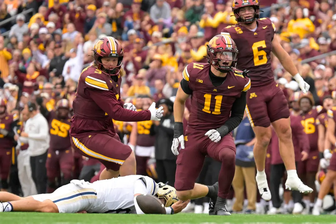 Minnesota goleia Akron por 41 a 7 no jogo de Semana 3, encerrando a fase sem conferencias com 2-1. A defesa segurou o p…