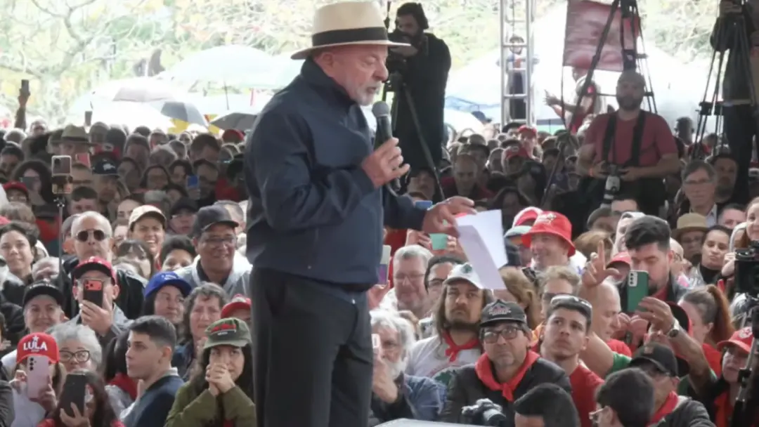 Em Florianópolis, Lula afirmou querer vencer eleições para manter Jair Bolsonaro na prisão. Isso aponta uma polarização…