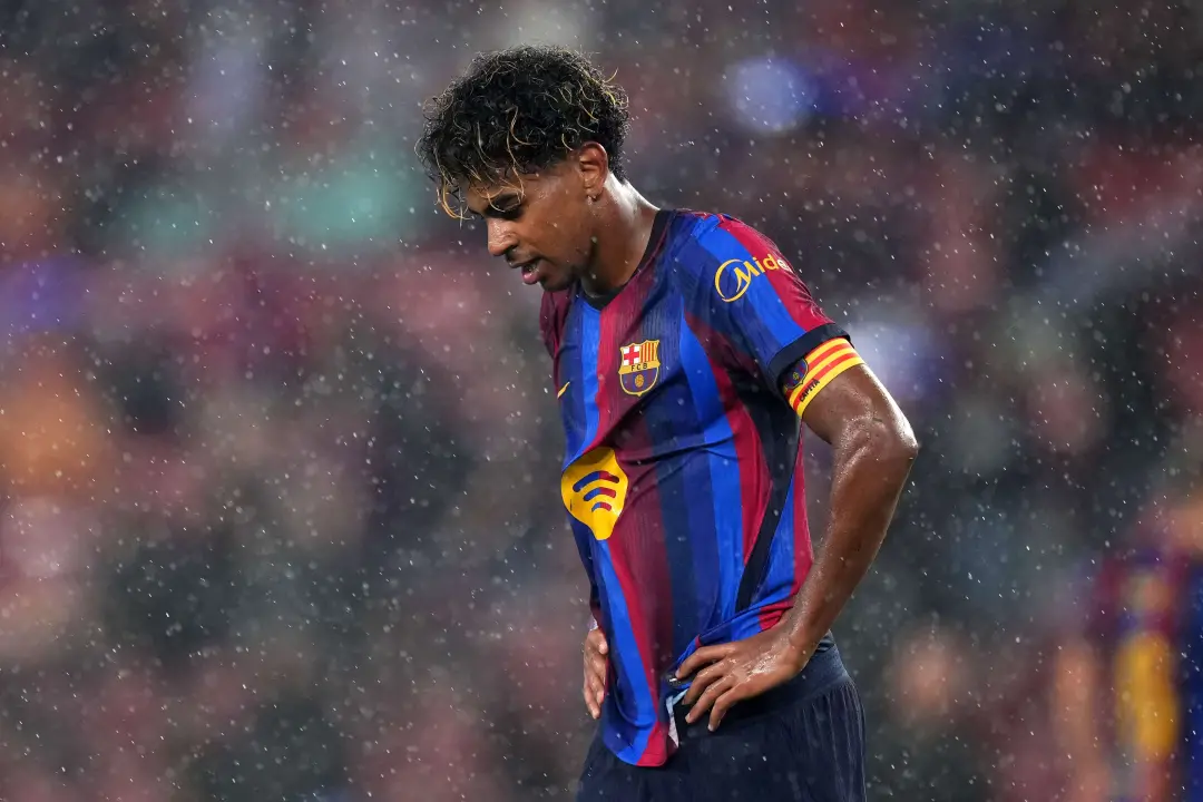 Lamine Yamal fez gestos para os torcedores de Sevilla após ser alvo de vaias no jogo entre Barcelona e Sevilla. Jogador…