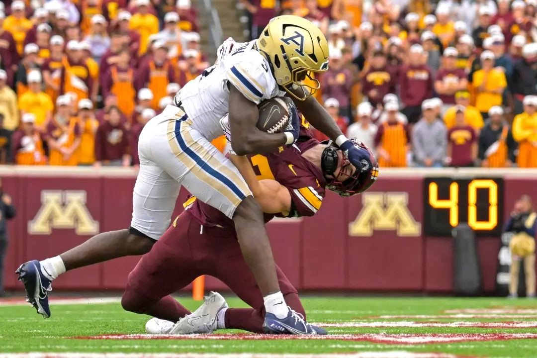 Minnesota vence Akron por 41 a 7 em Minneapolis, com Lindsey marcando três touchdowns. A partida mostra a diferença ent…