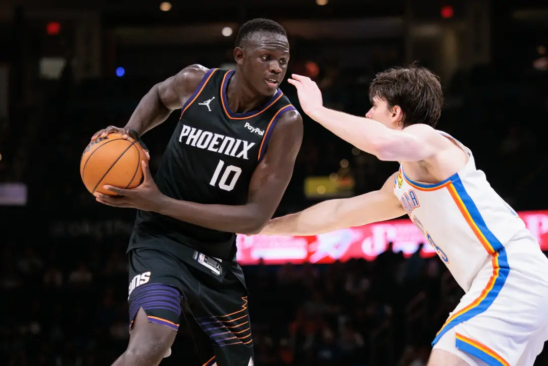 Khaman Maluach entra na segunda temporada no Phoenix Suns, onde deve dividir minutos com Oso Ighodaro agora que Mark Wi…