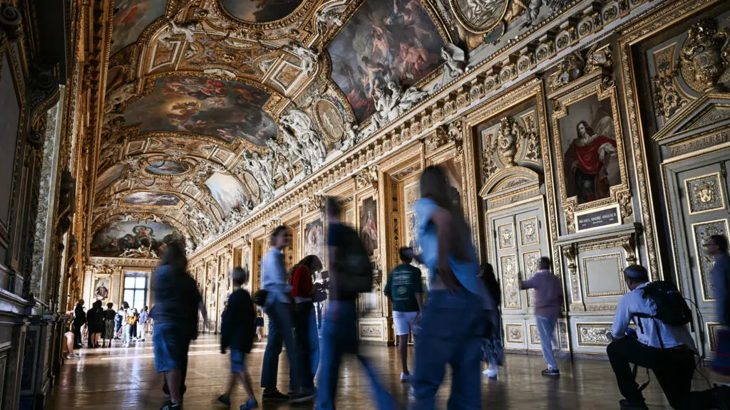 Dois alemães foram presos no Louvre por pregar uma peça colocando pinturas na parede da sala da Mona Lisa. Bagunça por …