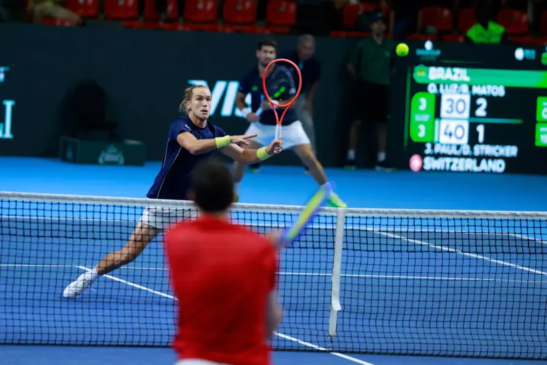 Brasil superou a Suíça por 3 a 0 na Farmasi Arena, garantindo vaga nos Qualifiers da Copa Davis em 2027. A classificaçã…