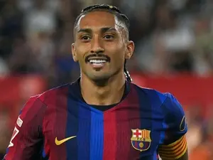 Raphinha marcou três gols no Barça e teve o dobro de gols dos europeus da seleção. É impressionante ver a performance i…