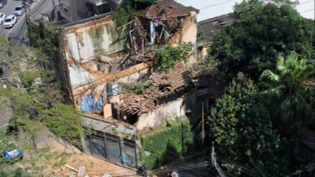 Cosme Velho, na Zona Sul, casarão desabou e atingiu mãe e filha de 2 anos na manhã de sábado. Situação estável, mas a r…