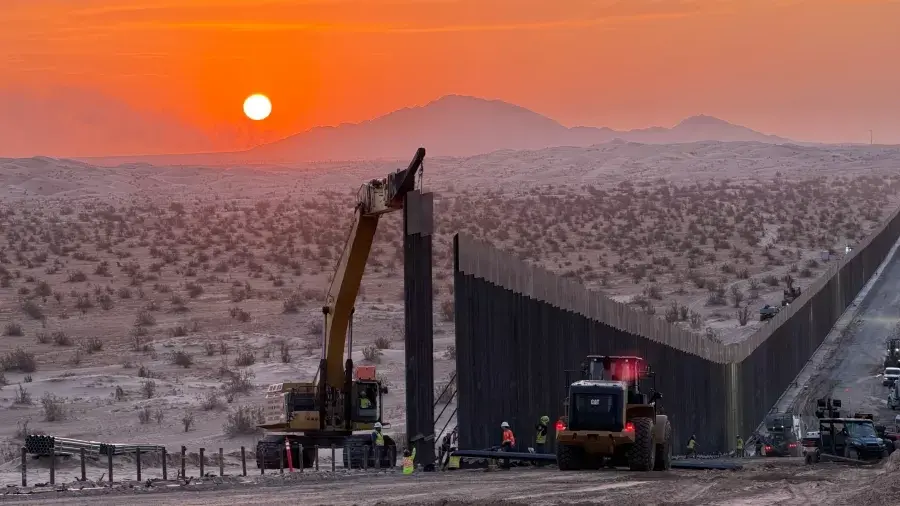 Muro sendo construído no Texas, na fronteira com o México, como parte de um plano de US$ 46 bilhões. Essa intervenção e…