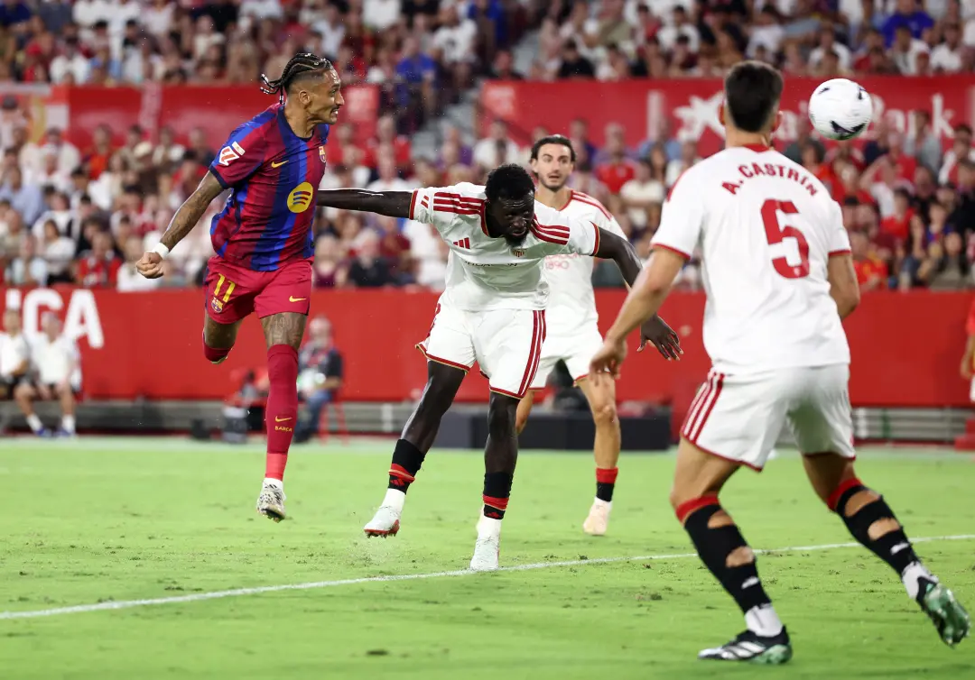 Raphinha marcou três gols e revidou o Sevilla no Sánchez Pizjuán. Vitória do Barça, que segue líder, mostra que a consi…