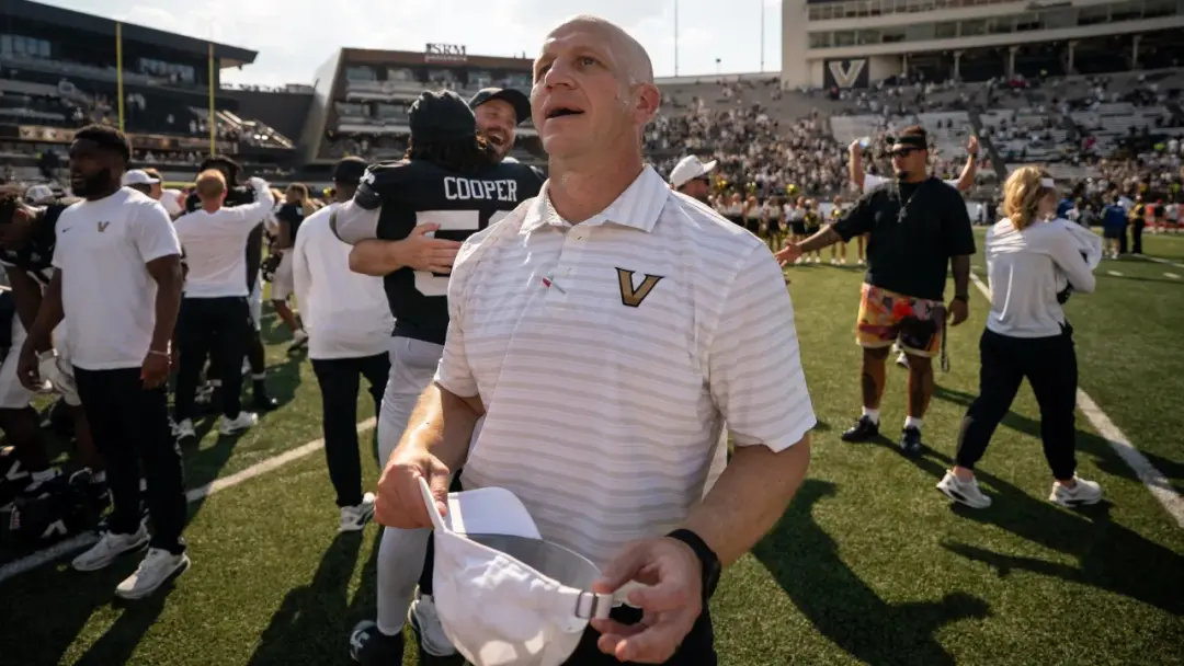 Vanderbilt venceu o NC State por 35 a 31 com uma recuperação de fumble no último segundo na end zone. Esse lance foi ab…