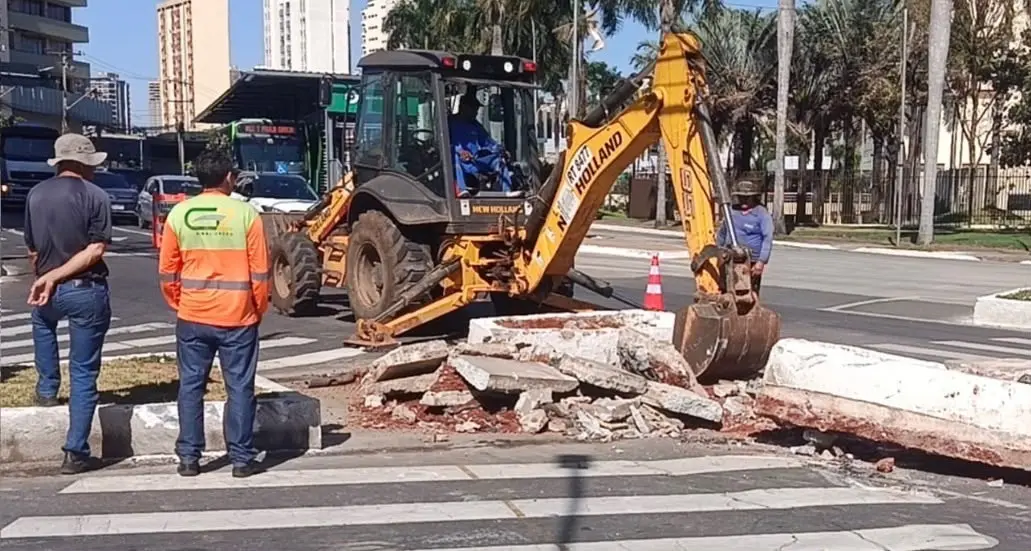 Rua 83, em Goiânia, teve muretas e canteiros removidos pra readequar a circulação perto da Praça Cívica. Mudança necess…