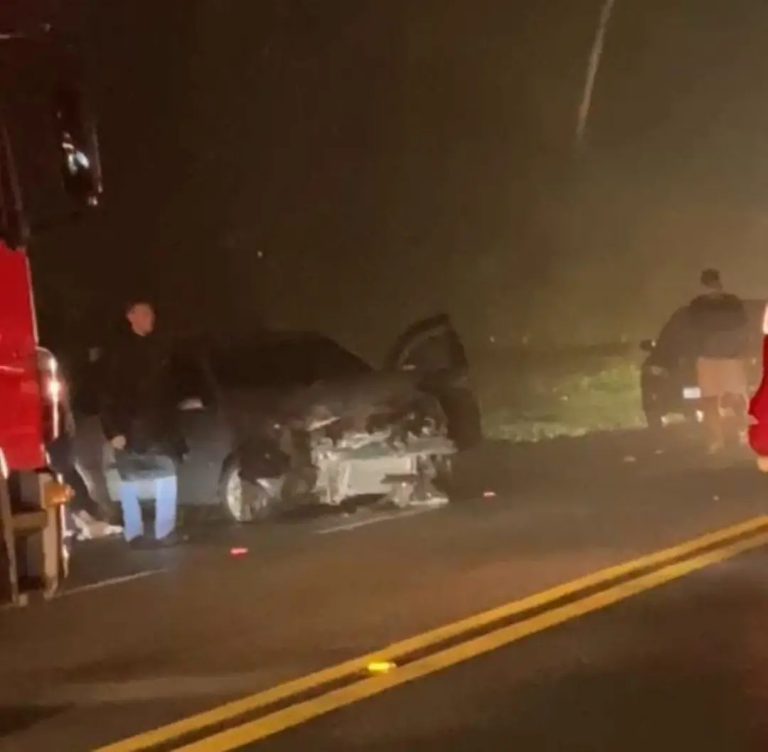 Quatro feridos em colisão frontal na Rio-Santos em Angra dos Reis. O acidente, na altura do km 521, parou a rodovia e f…