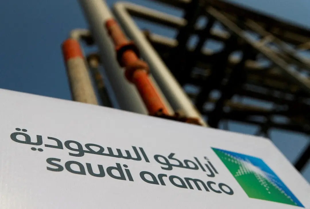 Ataques coordenados atingiram instalações da Saudi Aramco em Yanbu e alvos sensíveis em Riad, na Arábia Saudita. Incênd…