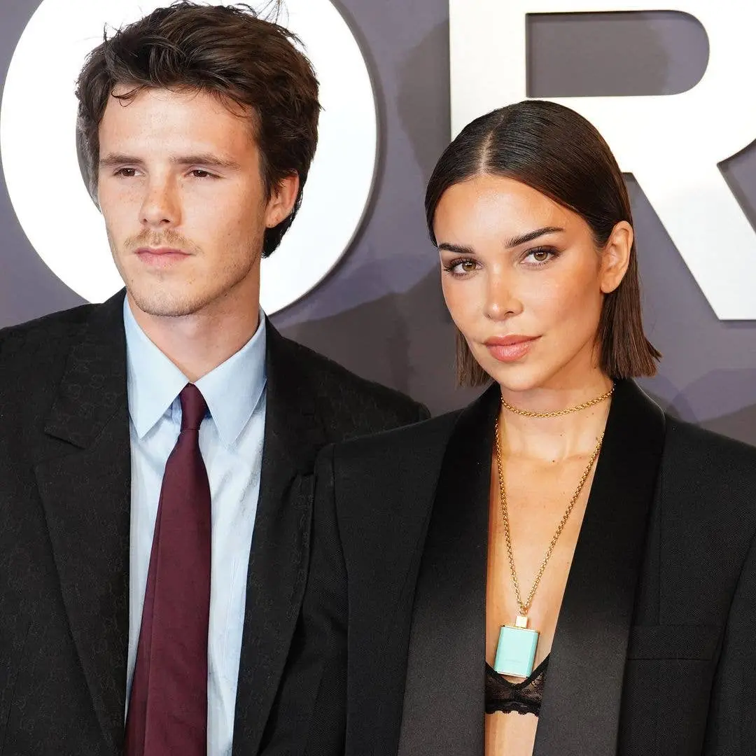 Cruz Beckham compartilhou uma foto mais íntima com a namorada Jackie Apostel durante um passeio em Londres. Acho import…
