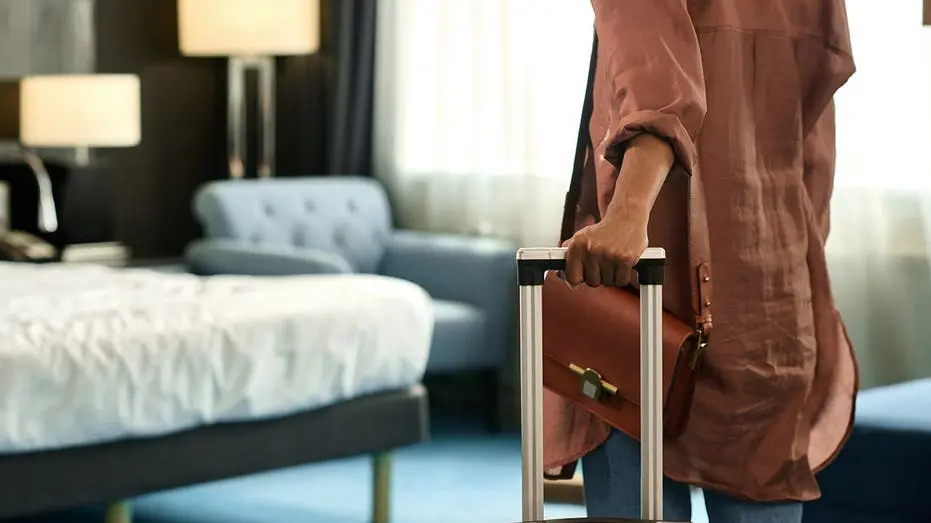 Check de 90 segundos em hotel, rotina de comissários de bordo, antes de desembalar as malas. Isso não é mania, é anos d…