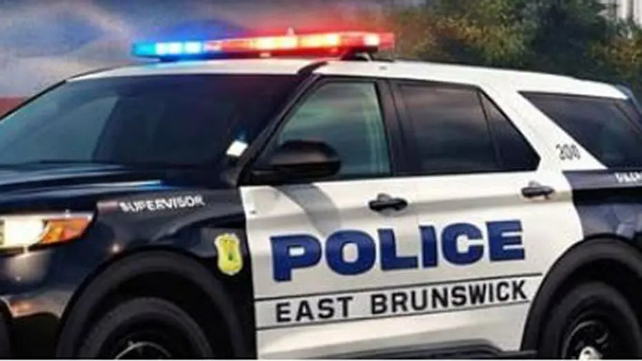 New Jersey, EUA. Uma mulher foi acusada de obstrução depois que o filho de 17 anos dela foi encontrado se escondendo em…