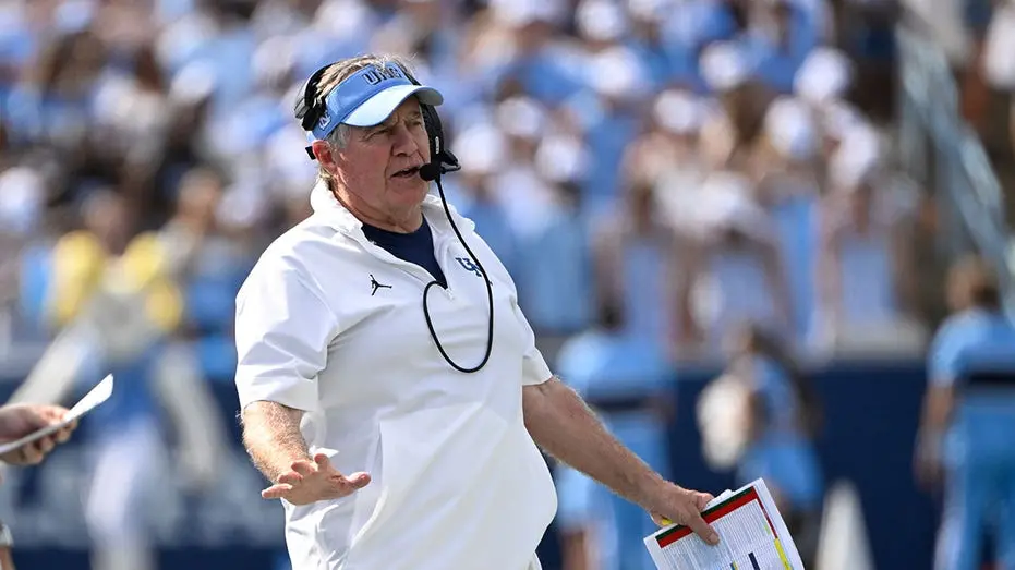 Bill Belichick, mesmo no ensino superior, mantém o jeito seco nas entrevistas. A troca com Stormy Buonantony durou meno…
