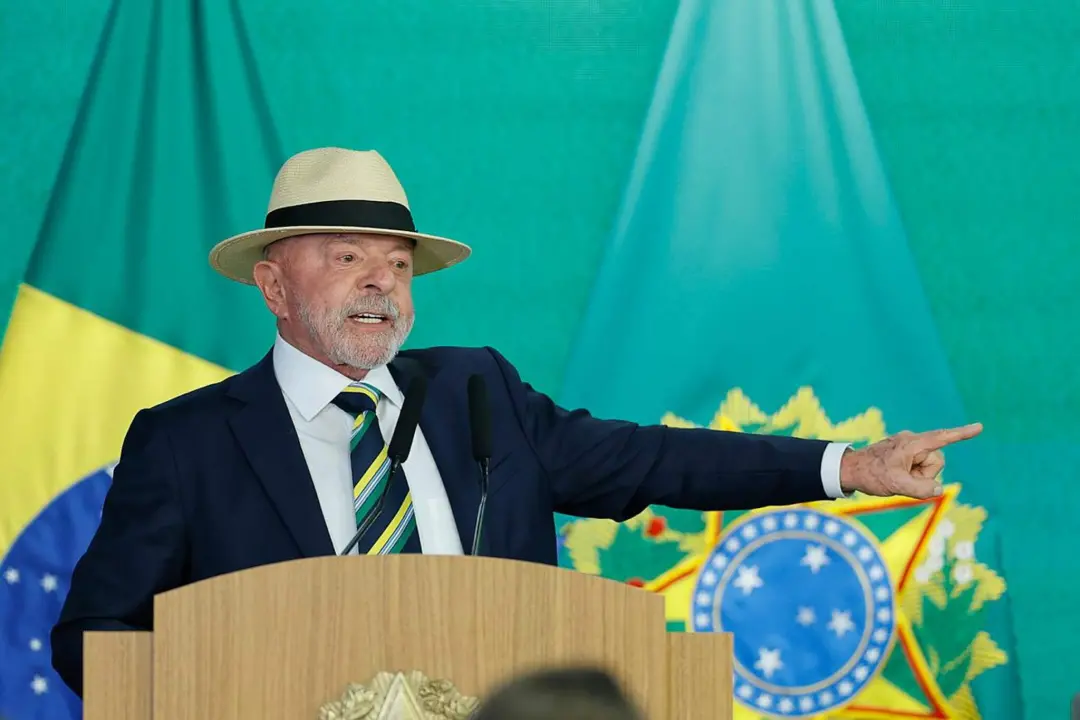 Lula disse em Florianópolis que quer vencer a reeleição pra manter Bolsonaro na cadeia. A declaração veio enquanto ele …