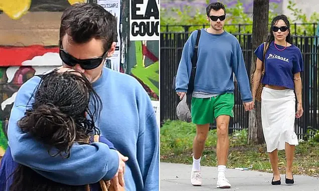 Harry Styles e Zoe Kravitz foram vistos andando em Nova York, parando no cruzamento para um beijo. Ver tanta cumplicida…