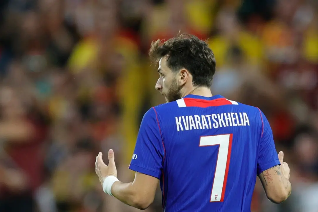 Kvaratskhelia é apontado por Dembélé como o melhor jogador do mundo. O atacante francês disse que a temporada do georgi…