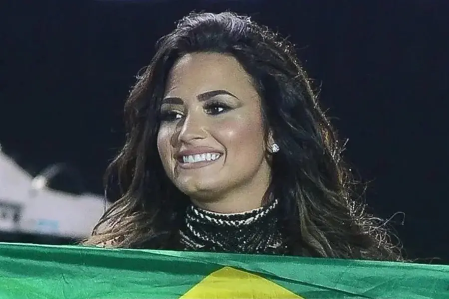 Demi Lovato publicou fotos da passagem pelo Brasil, declarando amar os fãs e o brigadeiro. 26 apresentações no país mos…