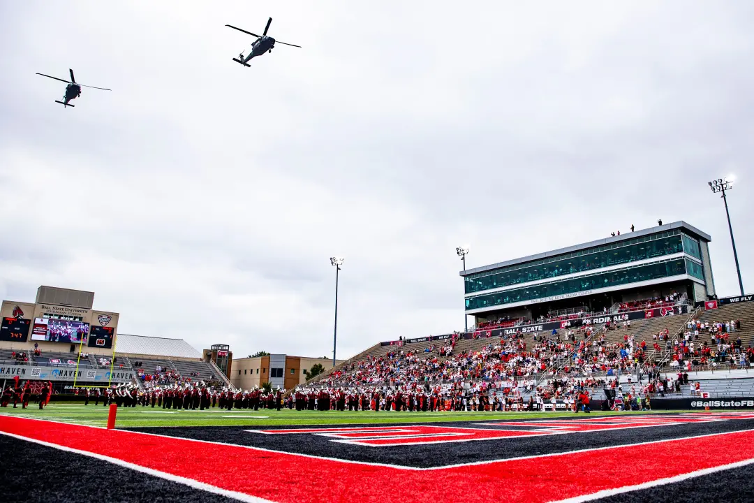 Um jogador de futebol americano da Ball State, Gabe Aramboles, foi retirado do campo com maca durante o jogo contra a L…