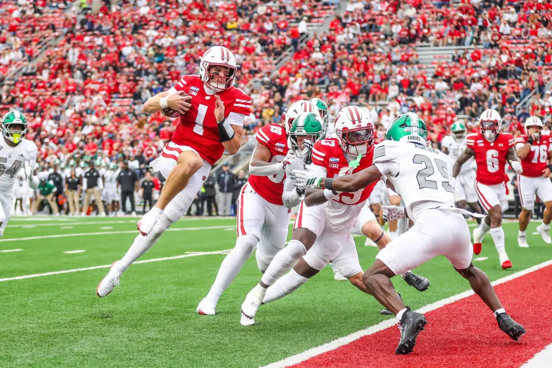 Wisconsin Badgers venceu o Eastern Michigan por 54 a 10, numa performance completa de ataque, defesa e especial. Apesar…