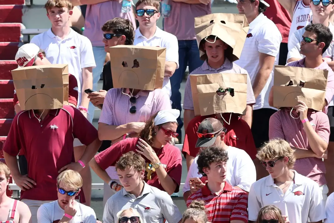 Doze jogos seguidos de derrota da Arkansas na SEC. A perda para o Georgia, time número dois, mostra que o time ainda es…