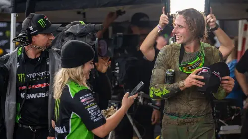 Julien Beaumer venceu o Carson 250 SMX Moto 1 em Carson, Califórnia, com uma boa largada. Olhando o movimento, Davies q…