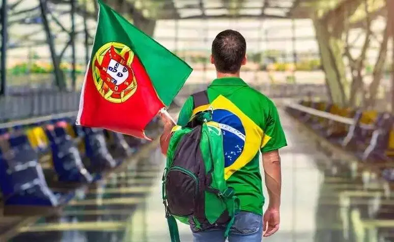 Portugal alterou a Lei dos Estrangeiros e agora brasileiros precisam do visto antes de chegar lá. Essa mudança tira a b…