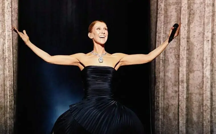 Celine Dion subiu no teto de um carro para cantar com os fãs em Paris, durante sua residência artística. A espontaneida…