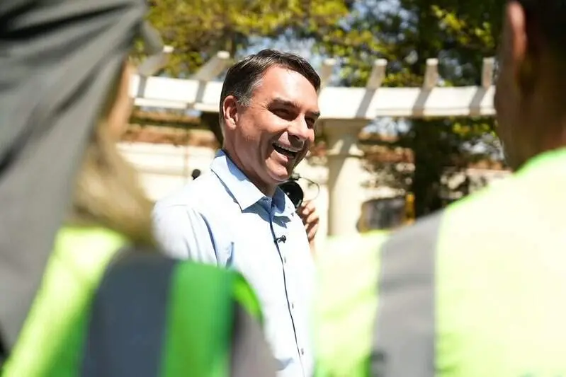 Foto do PGR Paulo Gonet e Daniel Vorcaro em Londres chama a atenção. Flávio Bolsonaro usou o registro para contestar a …