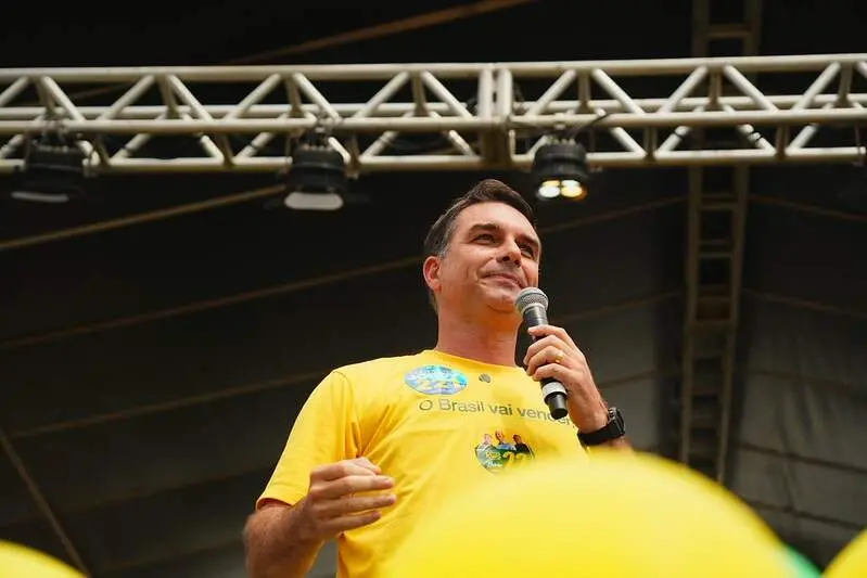 Flávio Bolsonaro acusa Lula de tentar comprar votos com o reajuste de 15,04% do Bolsa Família, que passa para R$ 691 em…